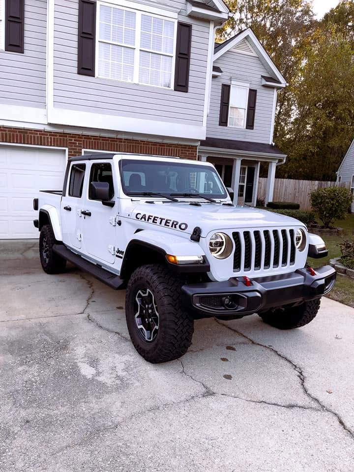 White Jeep Gladiator Cafetero detailed